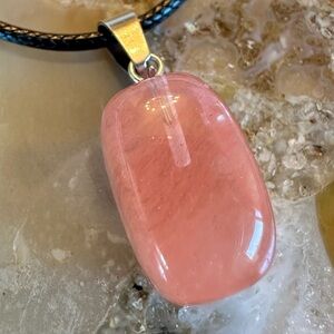 3171 Chic Cherry Quartz Polished Stone Pendant Necklace